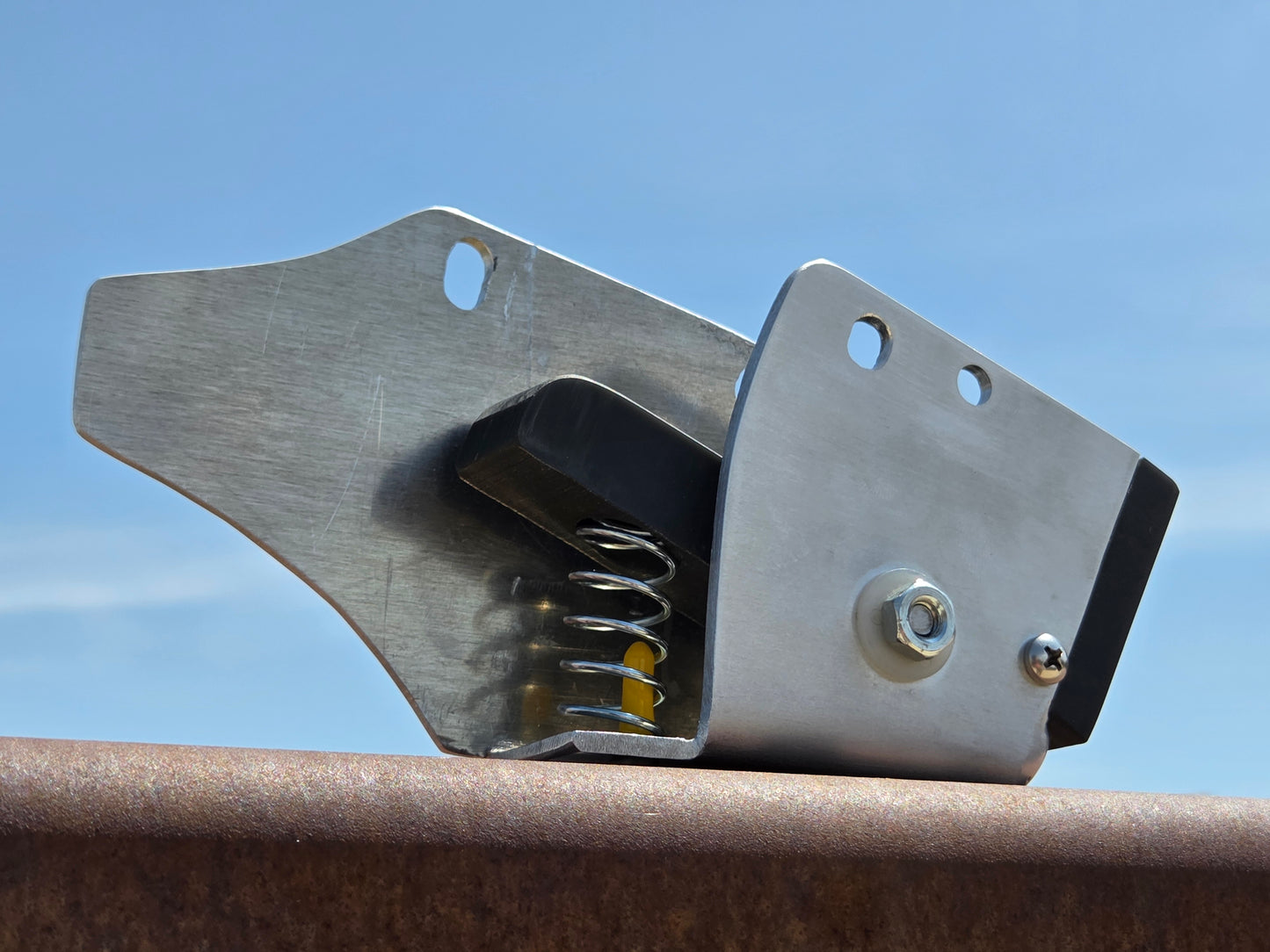 ACTIVE-TENSION CHAIN GUARD
